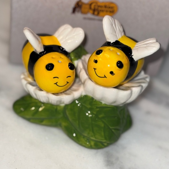 Bees on Flowers Salt and Pepper Shakers Cracker Barrel New in Box. - Picture 6 of 6